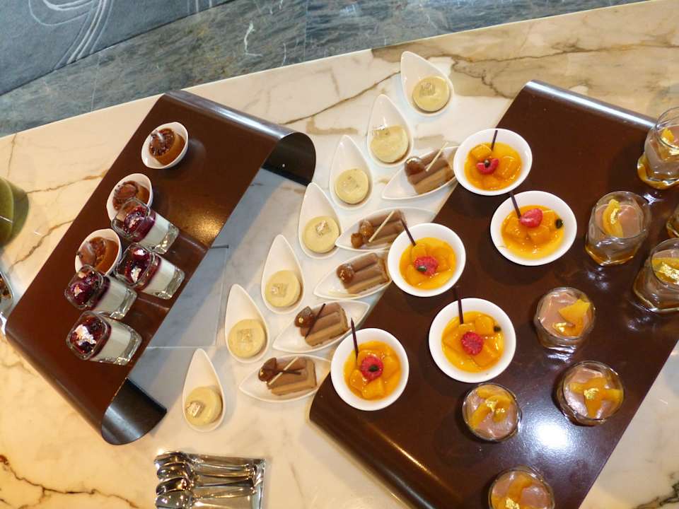 Büffet im Ritz-Carlton Club  Hotel The Ritz-Carlton Hongkong