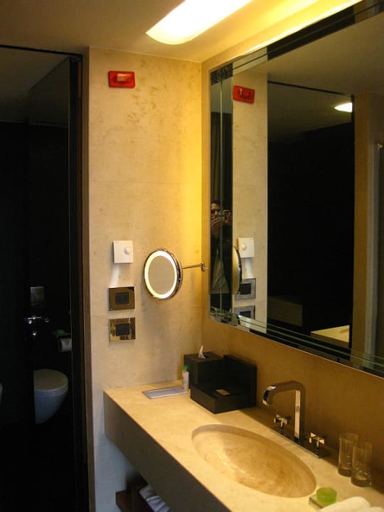 Großzügiger Waschtisch im Bad Bulgari Hotel Milan