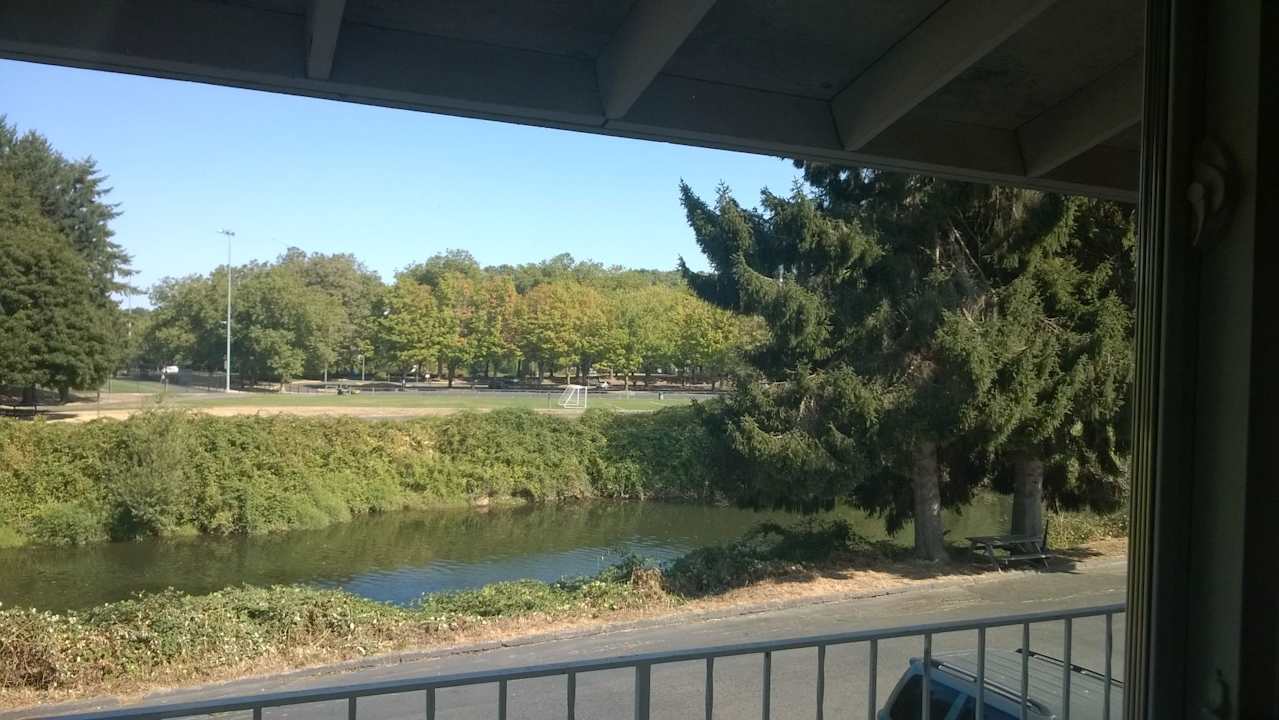 Blick von der Zimmertür auf den Fluss Hotel Americas Best Value Inn SeaTac Airport