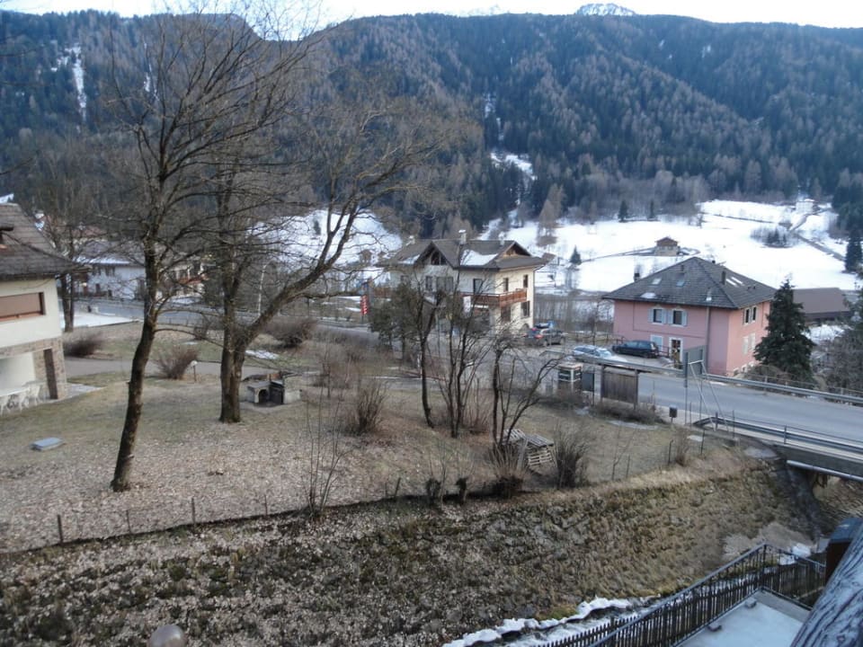 Widok z okna na głośny strumyk Hotel Monte Giner