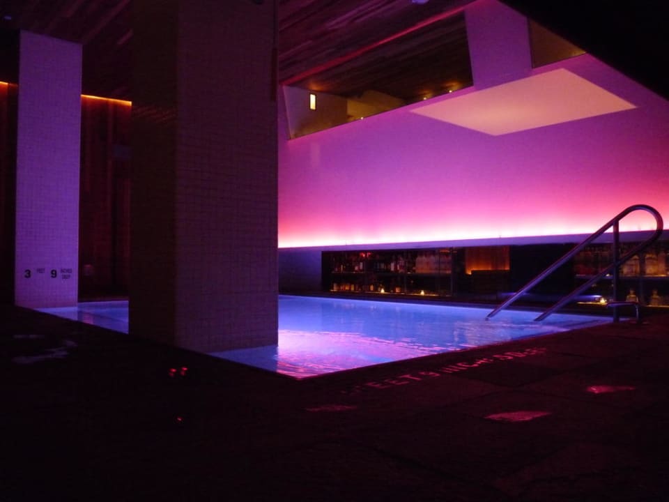 Pool im Erdgeschoss 45 Times Square Hotel