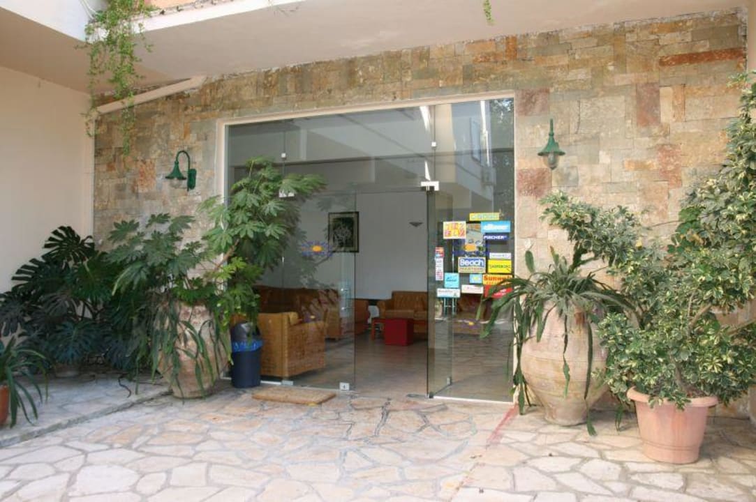 Wejście do hotelu Hotel Ipsos Beach