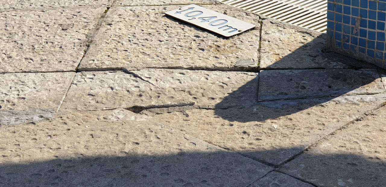 "Lockere Platten auf Gehwe..." Flamingo Grand Hotel & Spa (Albena