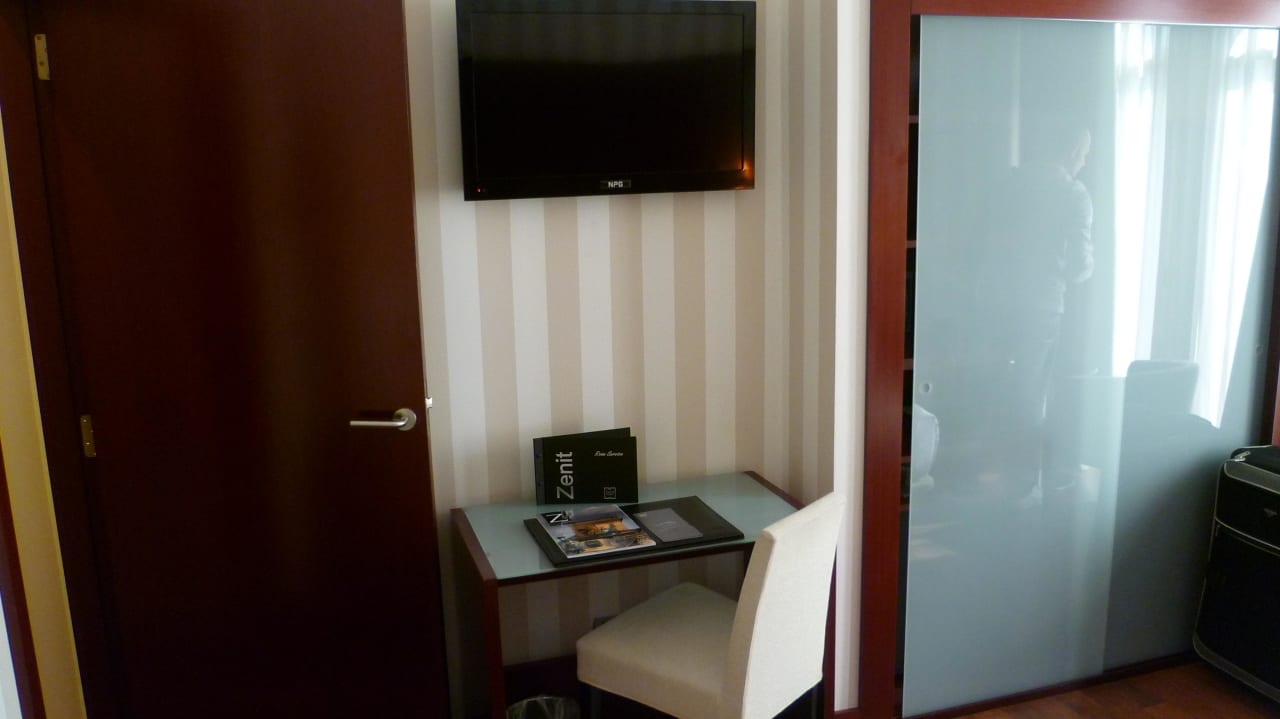 Fernseher, Schreibtisch, Schrank Hotel Zenit Lisboa