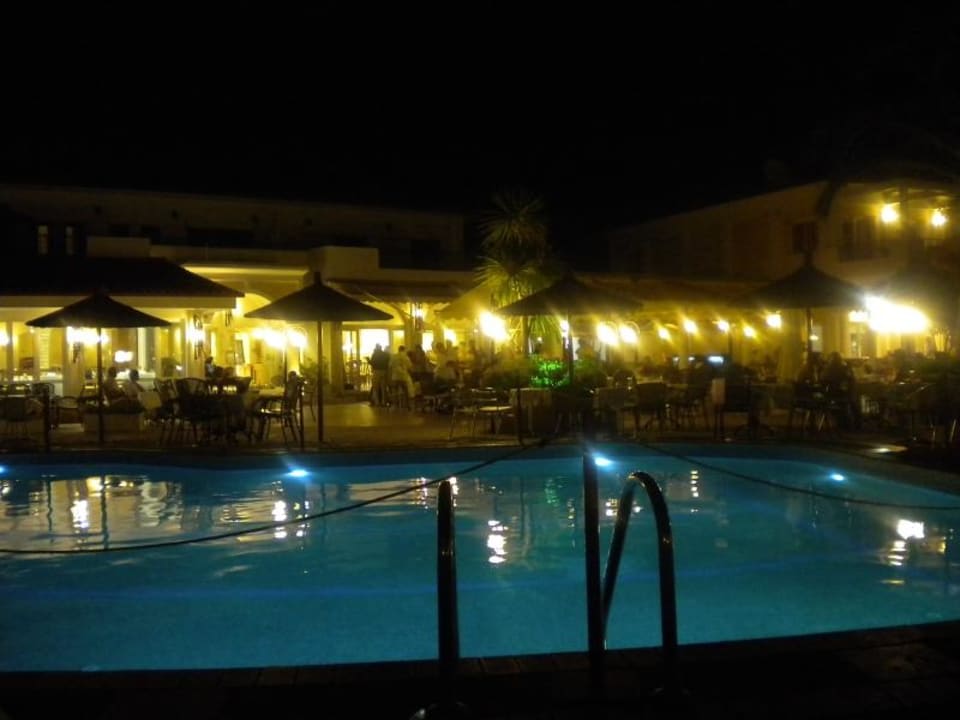 Basen i widok na restauracje Hotel Chrousso Village