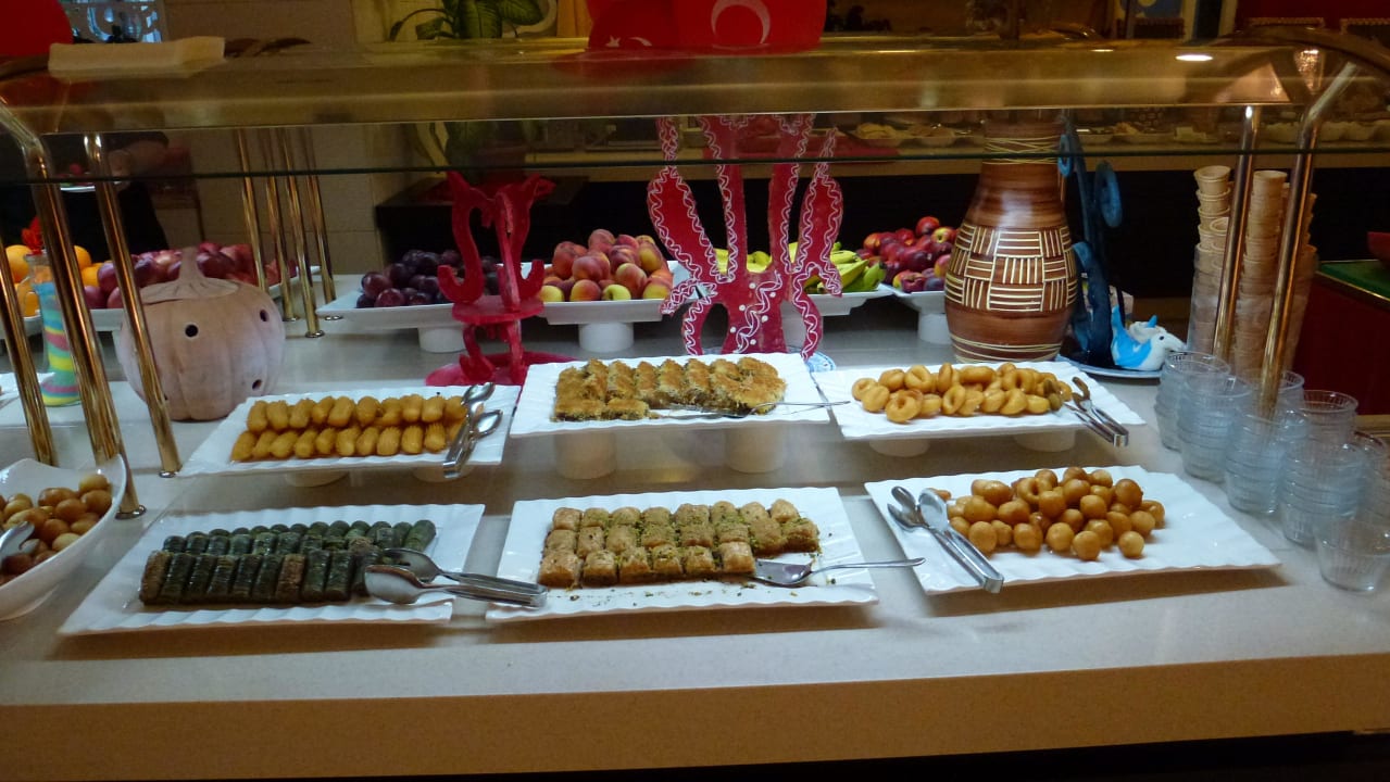 Viele, leckere Sachen, von Hüftgold bis gesund Seamelia Beach Resort