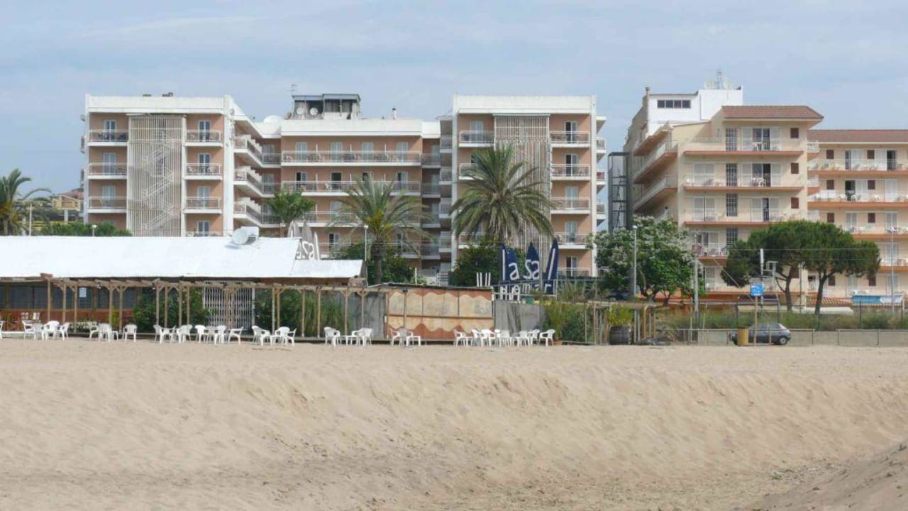 Widok hotelu z plaży Hotel Sorra Daurada Splash