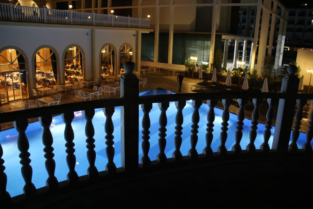 Pool bei Nacht  J'adore Deluxe Hotel & Spa