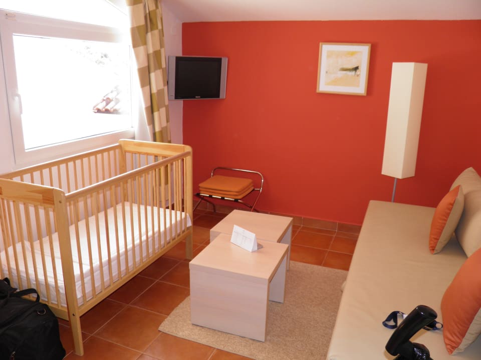 Wohnzimmer mit Babybett Valamar Tamaris Hotel