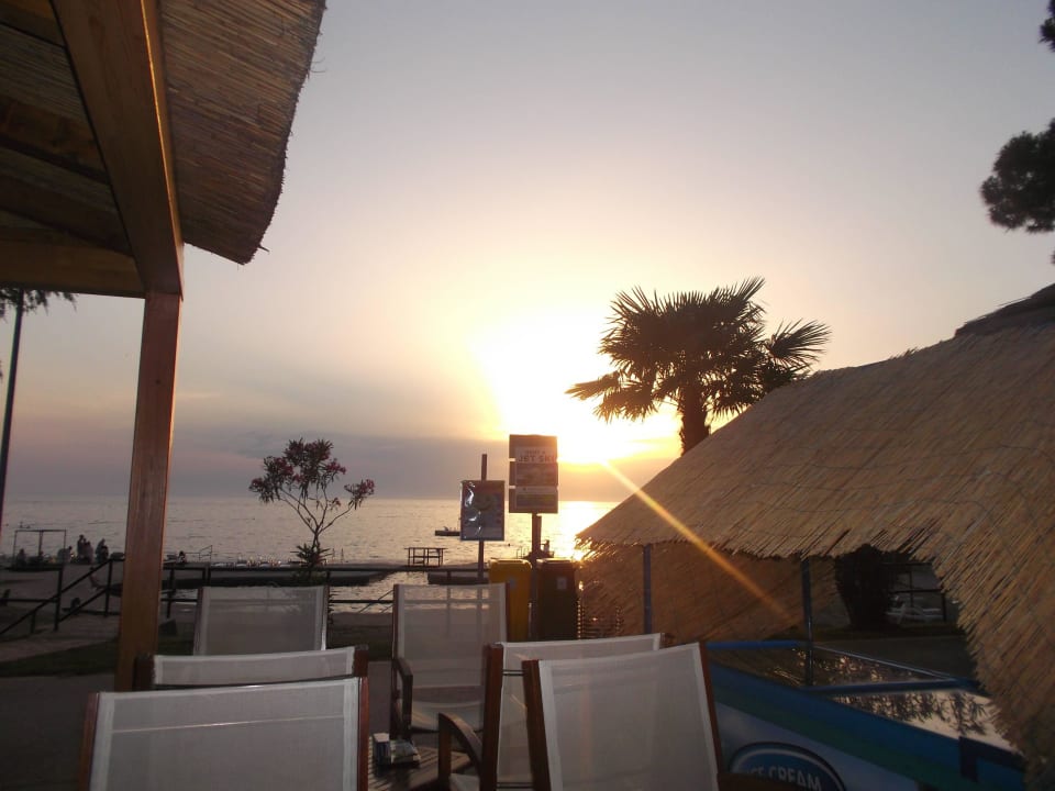 Strandbar unterhalb vom hotel Rubin Hotel