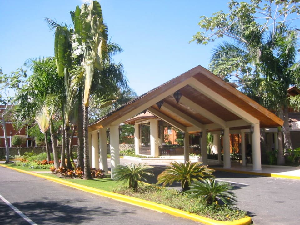 Hoteleinfahrt BelleVue Dominican Bay