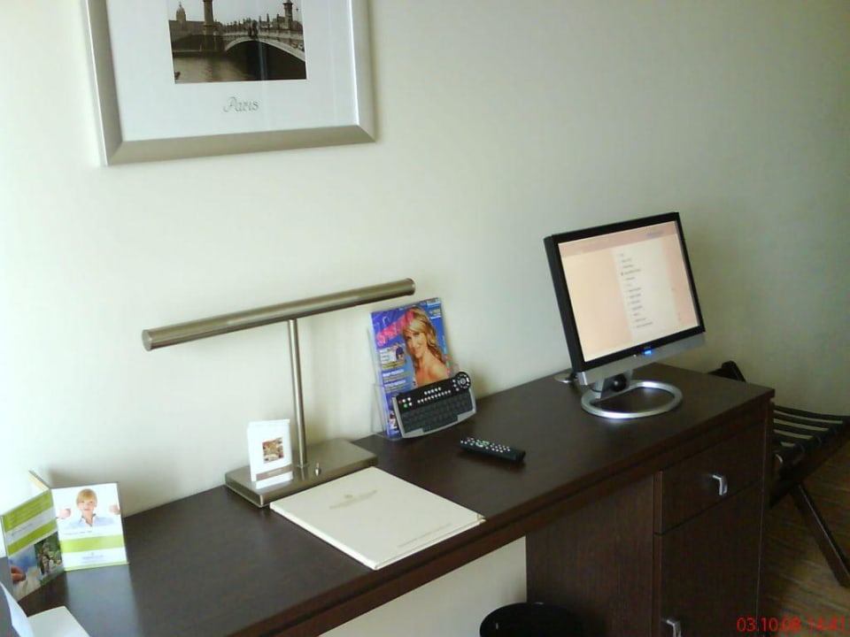 Schreibtisch mit LCD-Fernseher elaya hotel hamburg finkenwerder