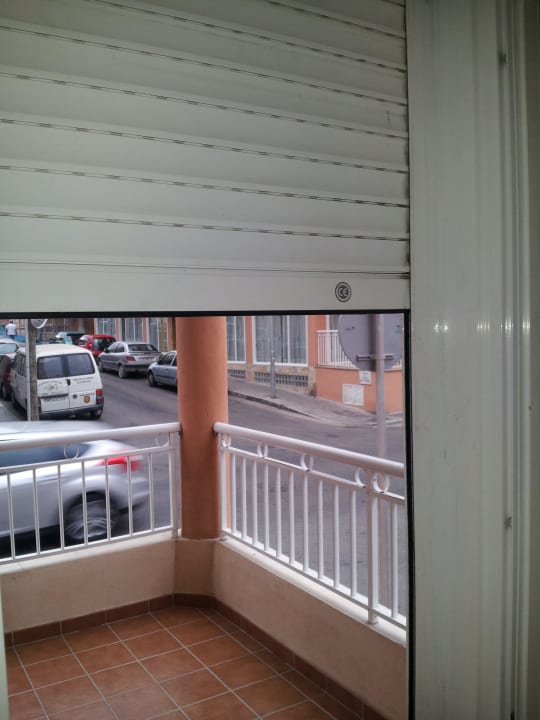 Schalusie halb hoch und kaputt Ahoi! Urban Beach Hotel