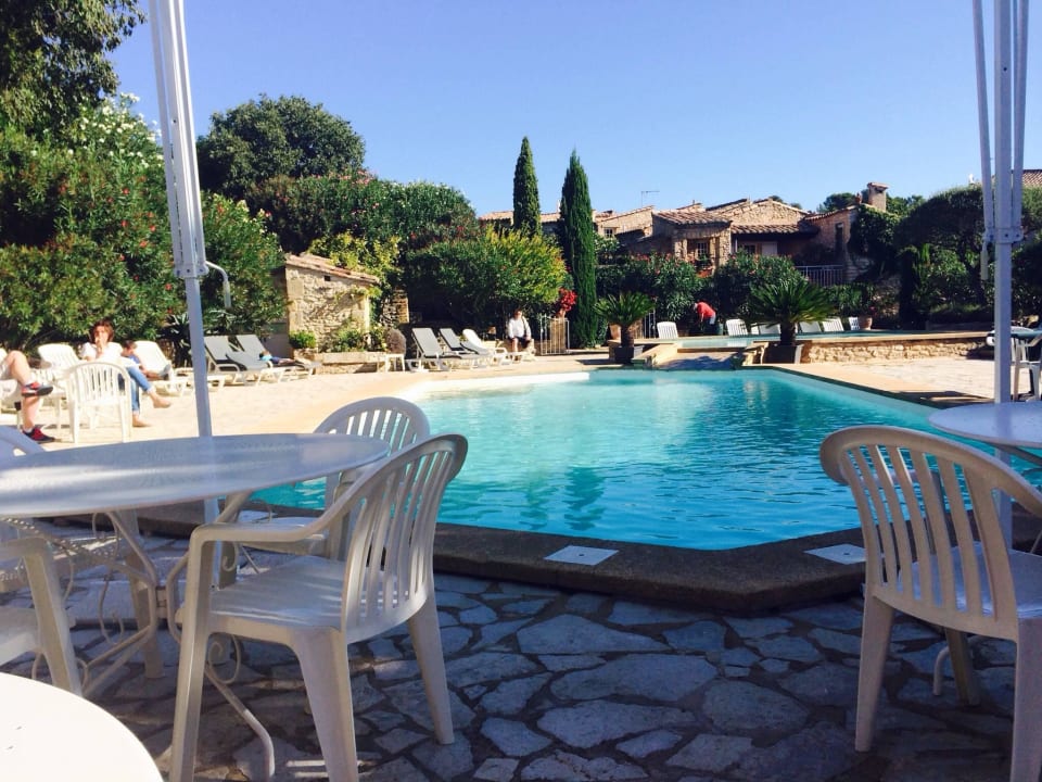 La terrasse  près da la piscine Hotel L'enclos Des Lauriers Roses