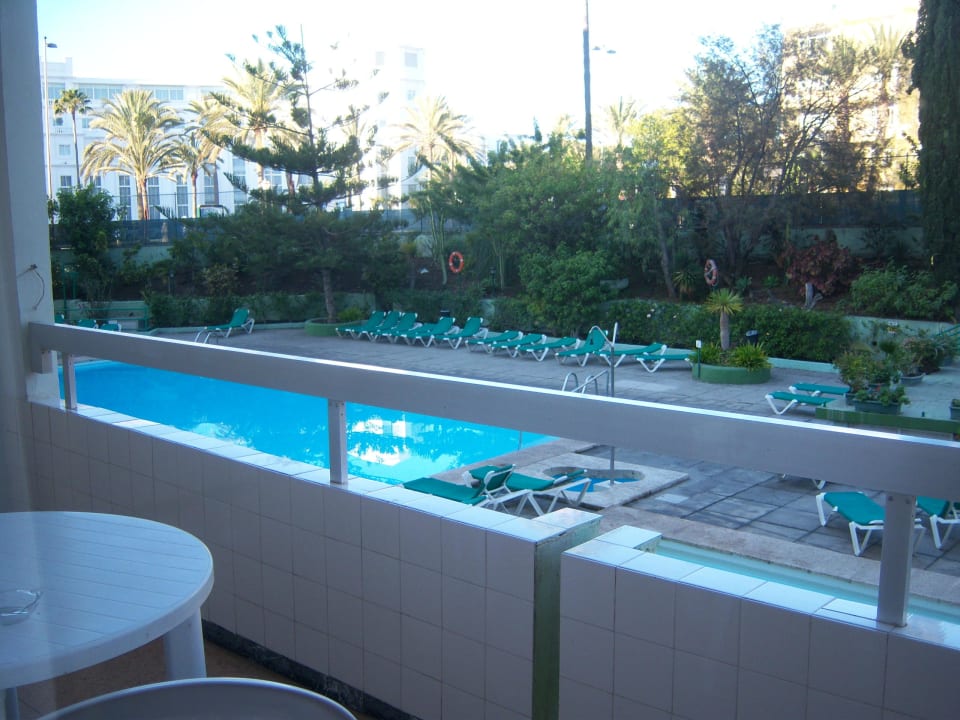 Balkon mit Sicht zum Pool Apartamentos Los Aguacates