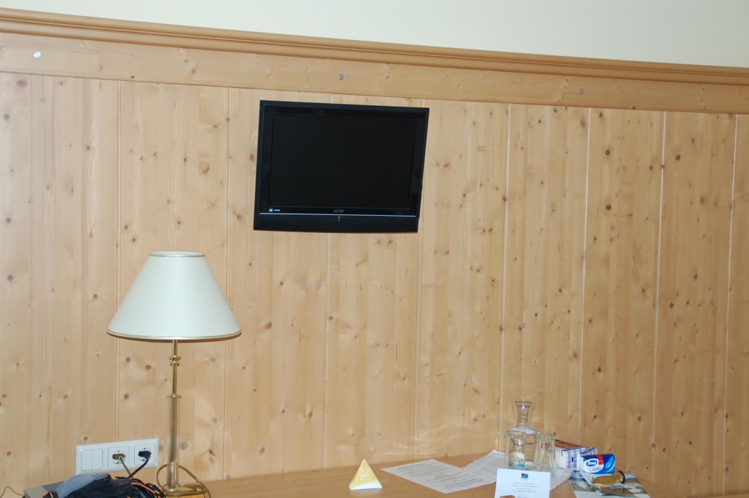 Schreibtisch und TV Hotel Alpenhof