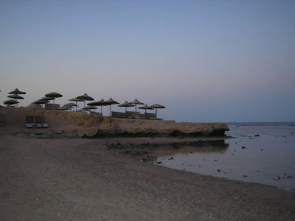 Пляж после захода солнца Charmillion Sea Life Resort