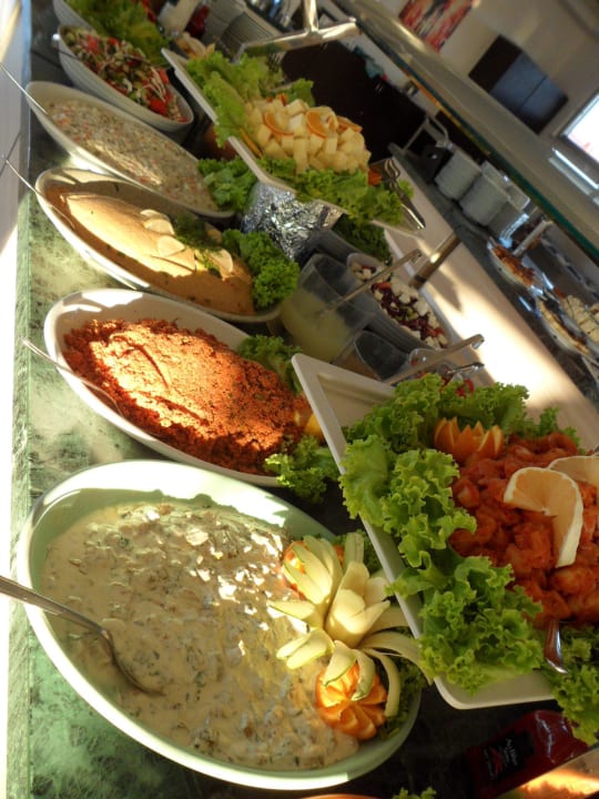 Das Salatbüffet wartet schon in der Abenddämmerung Sun Club Hotel