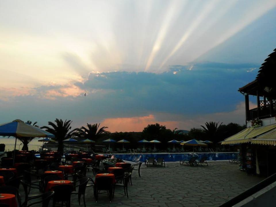 Sonnenuntergang am Pool Blue Dolphin Resort Hotel