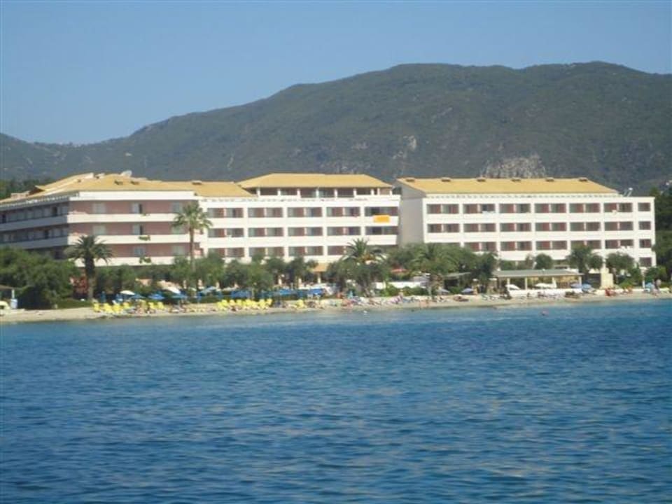 Blick vom Schiff auf das schöne Hotel Elea Beach Hotel