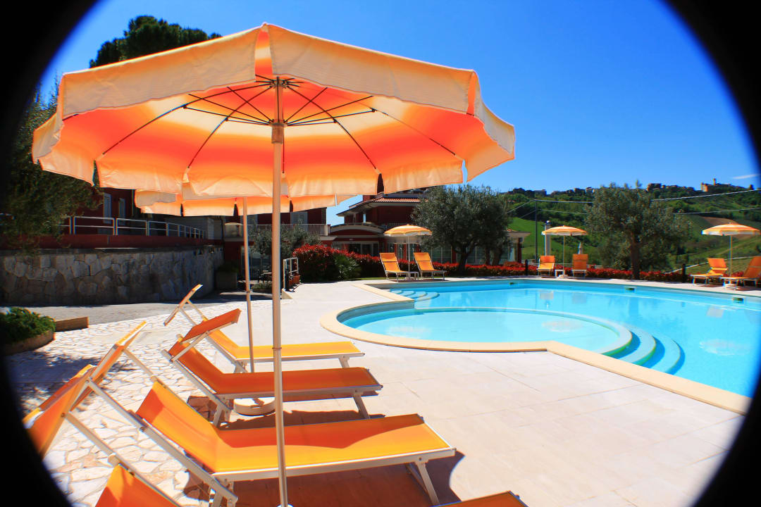 Relax in piscina Il Parco Sul Mare Resort & Spa