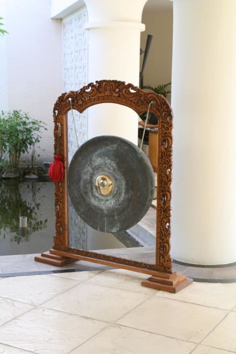 Mit einem Gongschlag werden neue Gäste begrüßt Hilton Mauritius Resort & Spa