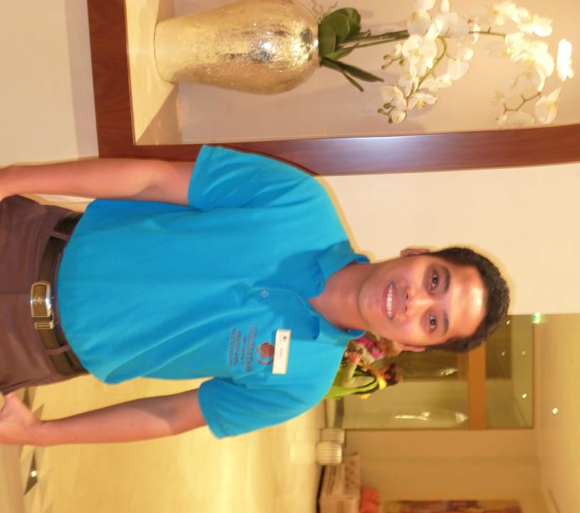 Ramel E. Humangit und Bell Service Agent DoubleTree by Hilton Resort & Spa Marjan Island