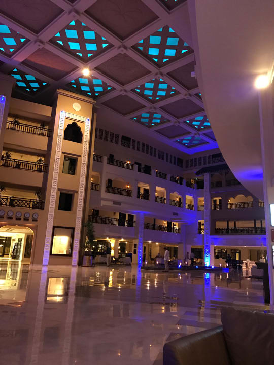 Lobbybar im Hintergrund Steigenberger ALDAU Beach Hotel