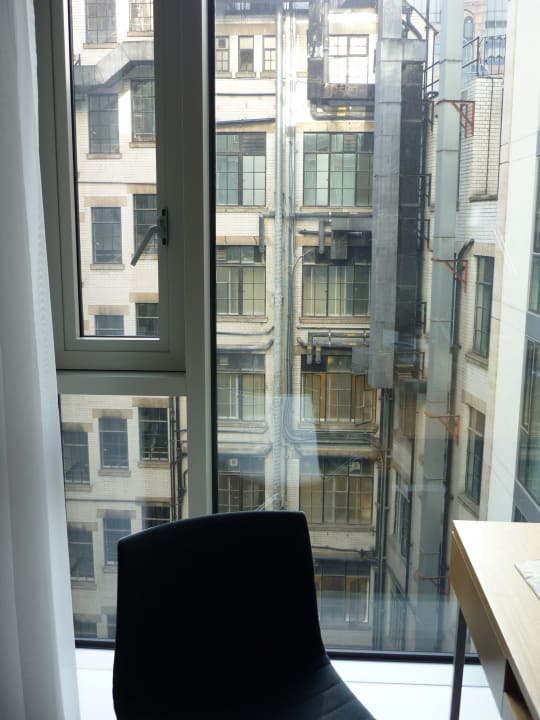 Ausblick zum Hinterhof DoubleTree by Hilton Hotel London - Tower of London