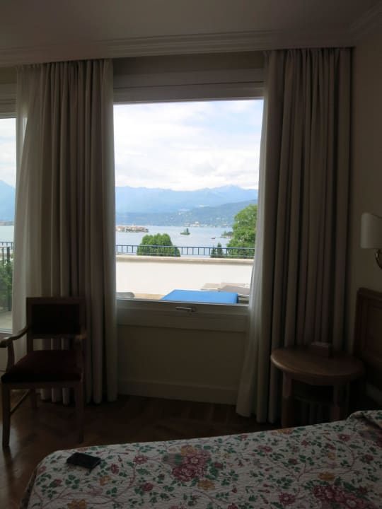 Blick vom Bett auf die Terrasse Hotel Royal Stresa