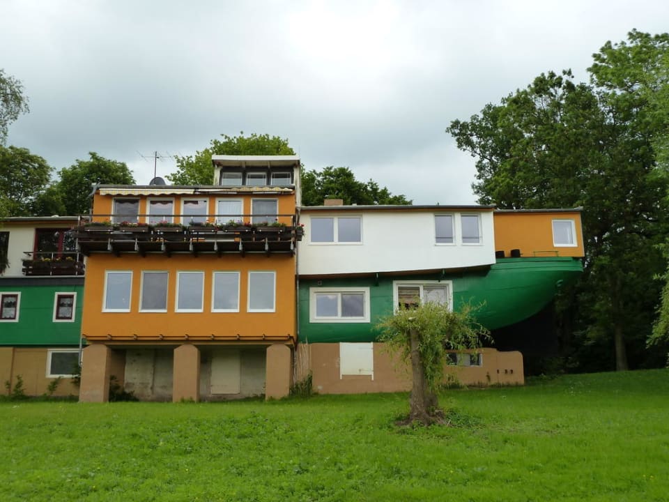 Der bebaute Elbkahn Schiffshotel Sonnenschein