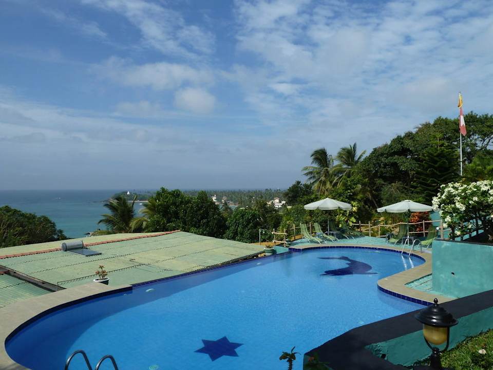 Blick über Pool zur Bucht Hotel Panorama