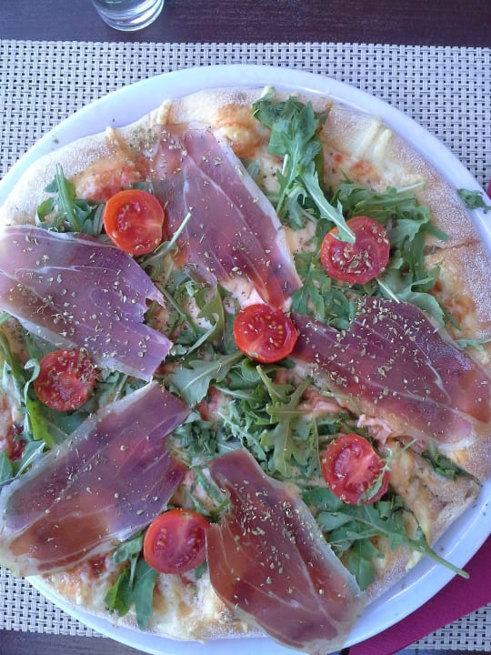 Pizza der Konoba Orca auf dem Hotelgelände Hotel Pinija