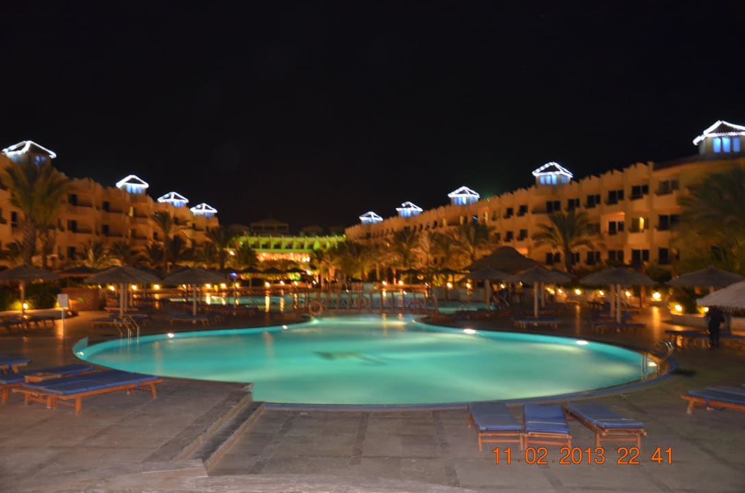 Бассейн ночью Amwaj Beach Club Abu Soma Resort