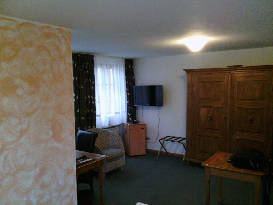 Tisch, TV Hotel Adler