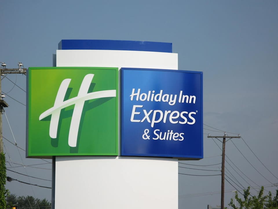 Außenschild des Hotels Hotel Holiday Inn Express Hotel & Suites Waynesboro-Route 340
