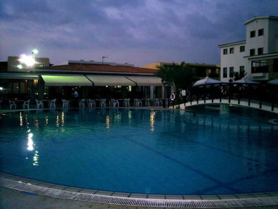 Pool abends Kefalos Beach Holiday Village