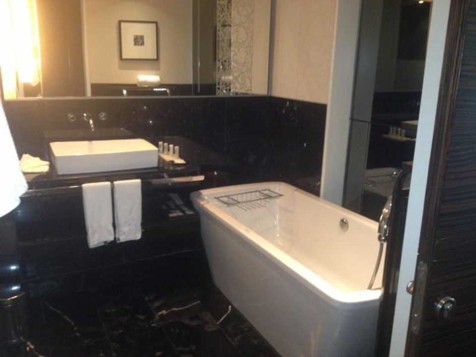 Unser großzügiges Badezimmer Hotel Le Meridien Bangkok