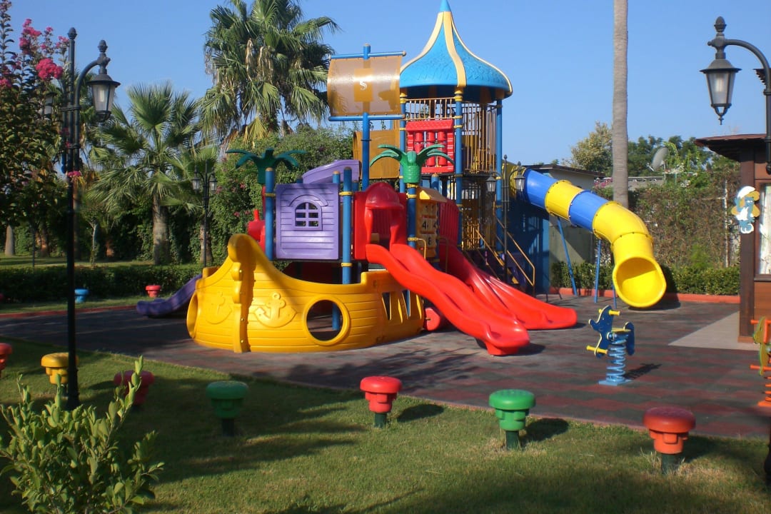 Kinderspielplatz in der Gartenanlage Saphir Resort & Spa