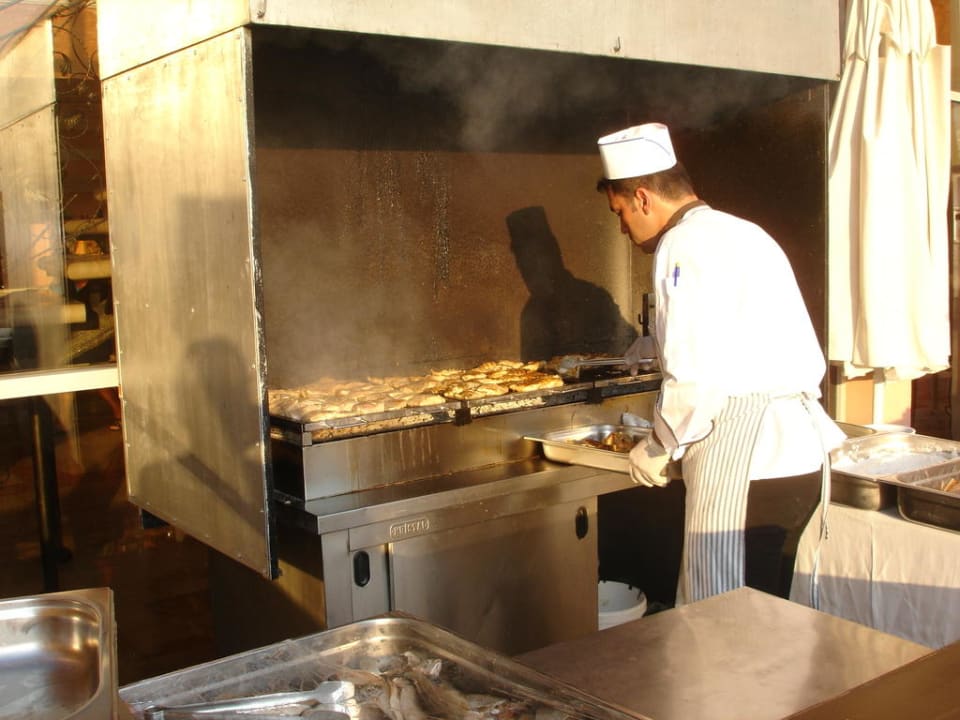 Holzkohlengrill Royal Atlantis Beach Hotel