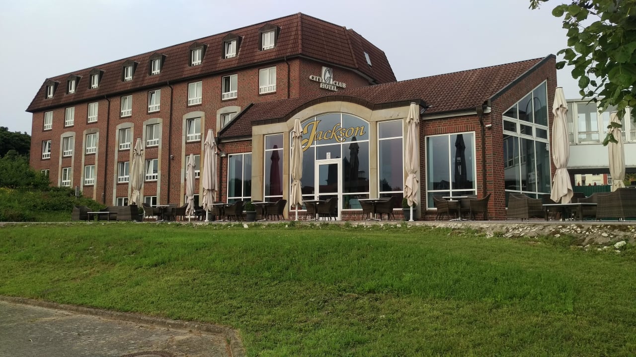 Blick vom Ems-Ufer auf Hotel mit Terrasse. Cascada Central Hotel Rheine