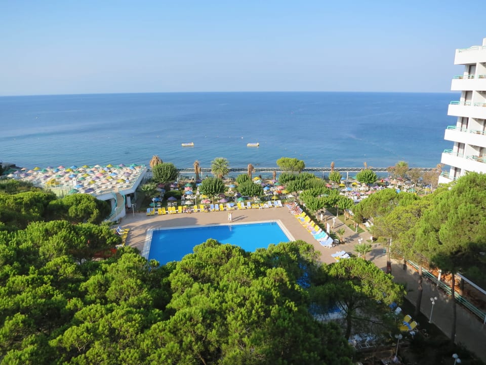 Ausblick vom Haupthaus mit Meersicht. Hotel Grand Efe