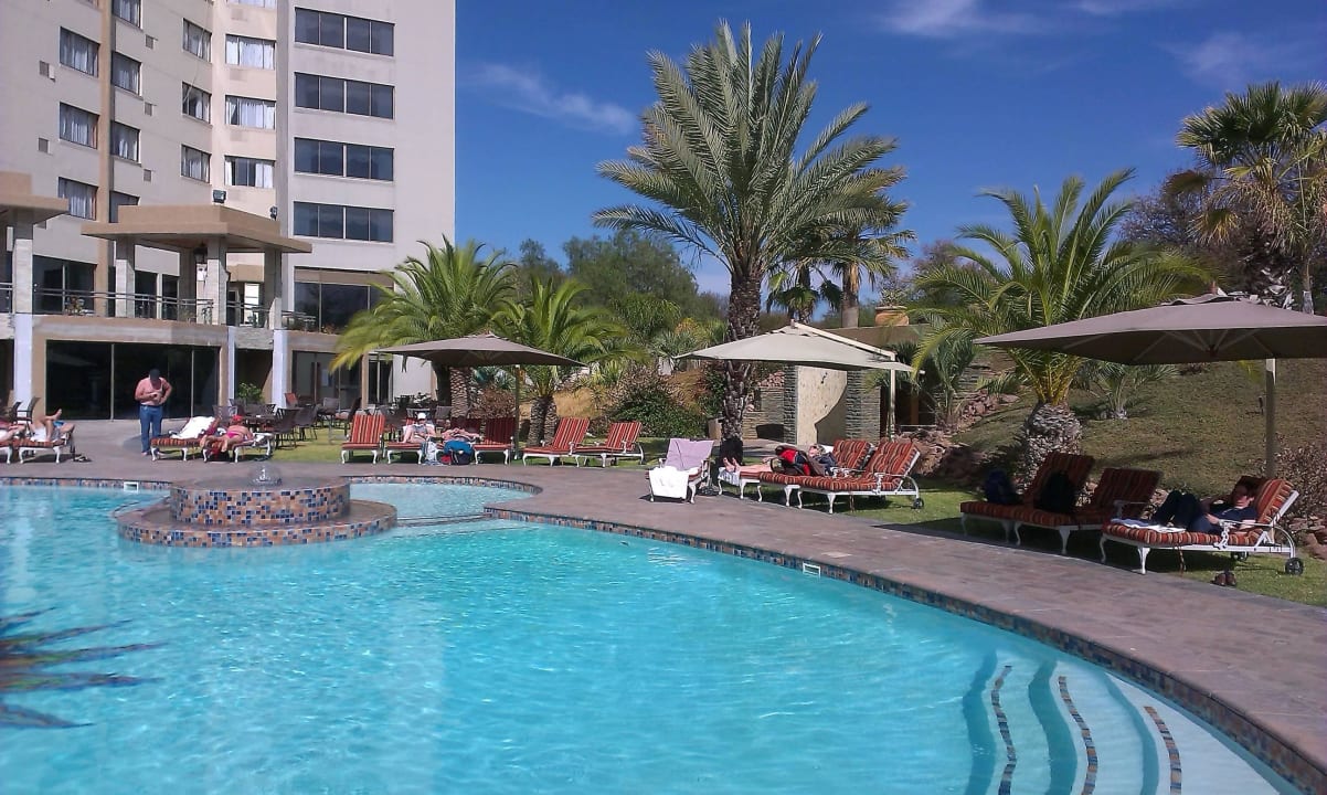 Schöner Pool. Safari Court Hotel