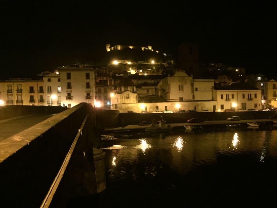 Bosa bei Nacht Hotel Mannu