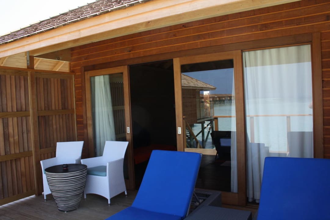 Terrasse im Wasserbungalow Vilamendhoo Island Resort & Spa