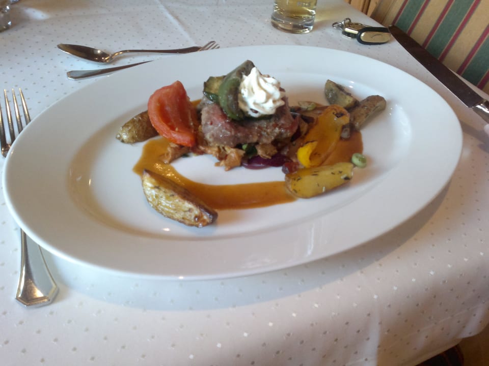 Schweineschopfsteak mit Kräuterbutter aus Almkarto Platzlhof - Mein Hotel im Zillertal