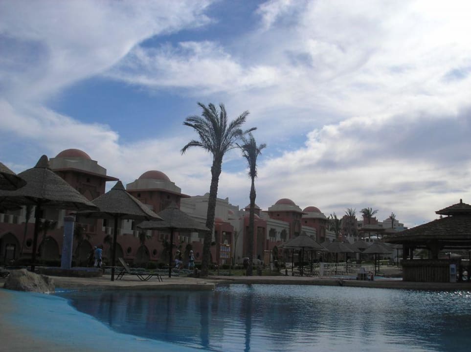 Pool bei Wolkendecke Serenity Alpha Beach