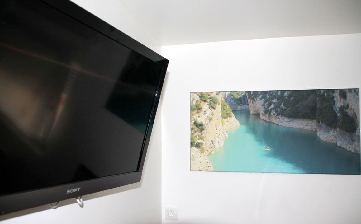 TV Hotel Comfort Marseille Airport