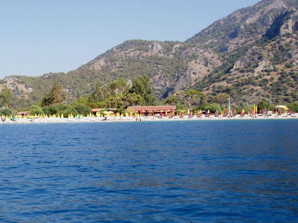 Blick vom Meer auf die Anlage Hotel Meri