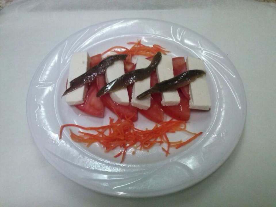 Ensalada de queso fresco con anchoas Hostel Hnos Zamora